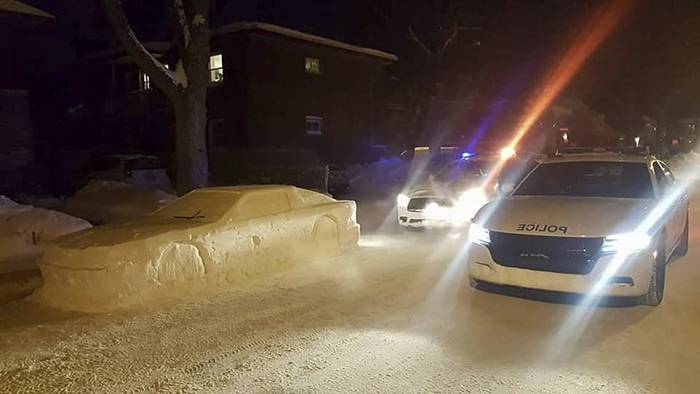 Perierga.gr- Αστυνομικοί έκοψαν κλήση σε αυτοκίνητο φτιαγμένο από χιόνι!