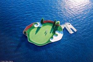 Perierga.gr - Μοναδικό πλωτό γήπεδο γκολφ είναι προσβάσιμο με βάρκα!
