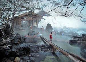 perierga.gr - Καυτό μπάνιο σε... χειμωνιάτικο σκηνικό!