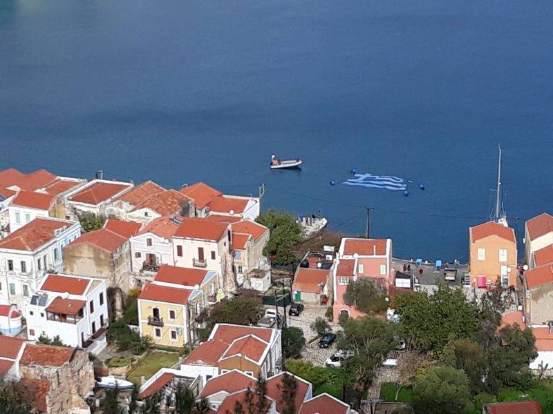 Perierga.gr - Η μεγαλύτερη υποβρύχια ελληνική σημαία στο Καστελόριζο
