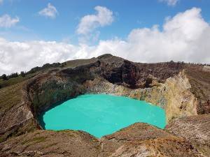 perierga.gr - Τρεις χρωματιστές λίμνες στην κορυφή ενός ηφαιστείου!