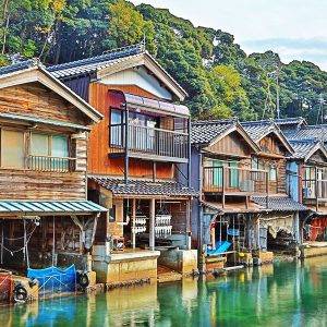Πανέμορφο ιαπωνικό χωριό χτισμένο στο νερό!