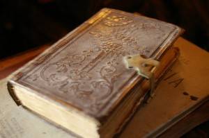 perierga.gr - Πώς δημιουργείται ένα βιβλίο με τον παραδοσιακό τρόπο;