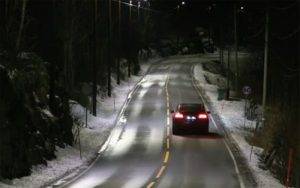 «Έξυπνος» δρόμος ανάβει τα φώτα μόλις περνά αυτοκίνητο