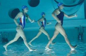 Αθλήτριες συγχρονισμένης κολύμβησης «περπατούν» στο νερό