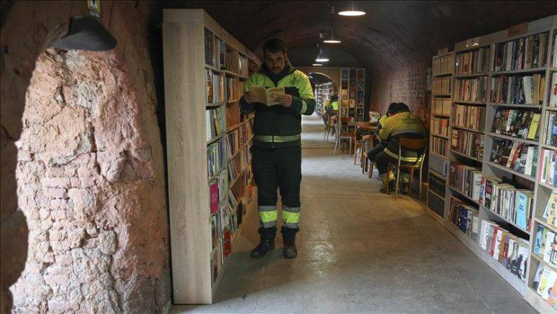 Perierga.gr - ÎÎ¹Î²Î»Î¹Î¿Î¸Î®ÎºÎ· Î±ÏÏ Î²Î¹Î²Î»Î¯Î± ÏÎ¿Ï ÏÏÎ¿Î¿ÏÎ¯Î¶Î¿Î½ÏÎ±Î½...Î³Î¹Î± ÏÎ± ÏÎºÎ¿ÏÏÎ¯Î´Î¹Î±