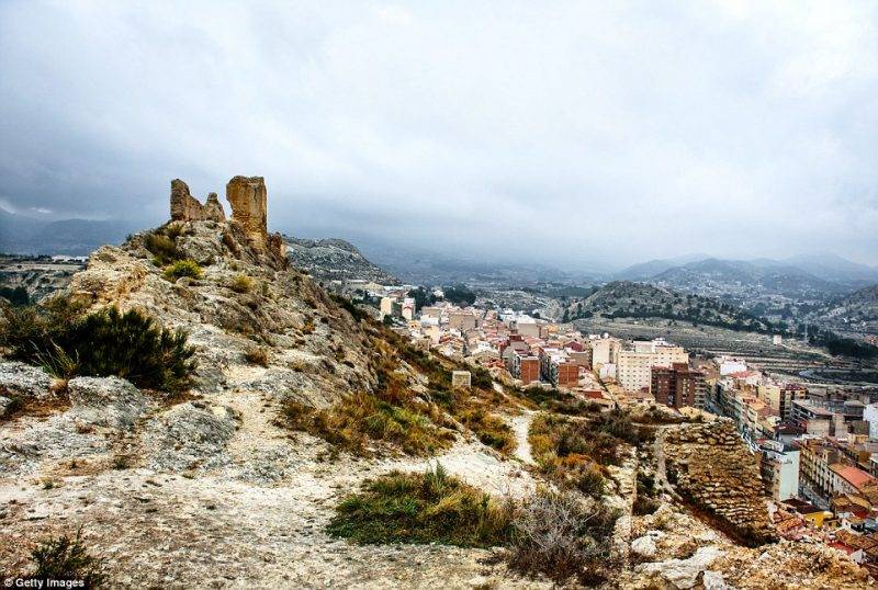 Perierga.gr - Απόκοσμες εικόνες από τα εγκαταλελειμμένα κάστρα του κόσμου