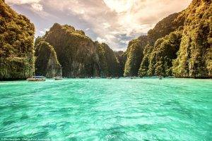 Perierga.gr - ΠδιάÏημη ÏαÏαλία Maya Bay κινδÏ
νεÏει να κλείÏει λÏÎ³Ï ÏÏν ÏοÏ
ÏιÏÏÏν