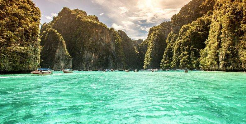 Perierga.gr - ΠδιάÏημη ÏαÏαλία Maya Bay κινδÏ
νεÏει να κλείÏει λÏÎ³Ï ÏÏν ÏοÏ
ÏιÏÏÏν