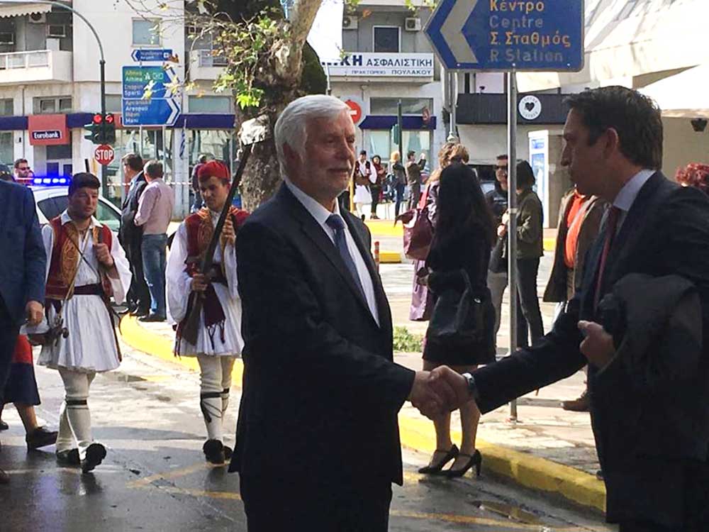 Η πρώτη χειραψία Τατούλη-Μαντά μετά την αποπομπή του περιφερειάρχη με αφορμή την «υπόθεση υποκλοπών» στη Νομαρχία Μεσσηνίας