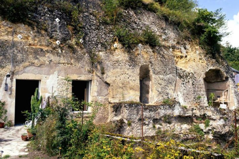Perierga.gr - Σπίτια "χωμένα" κυριολεκτικά σε σπηλιές!