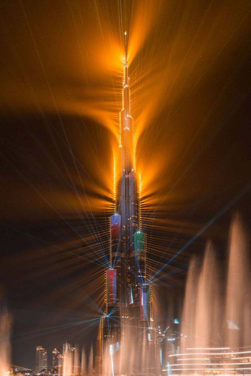 Perierga.gr - Î¤Î¿ Burj Khalifa ÏÏÏÎ¯Î¶ÎµÏÎ±Î¹ Î¼Îµ Î»Î­Î¹Î¶ÎµÏ ÎºÎ±Î¹ ÏÏÎ¬ÎµÎ¹ ÏÎµÎºÏÏ ÎÎºÎ¯Î½ÎµÏ!