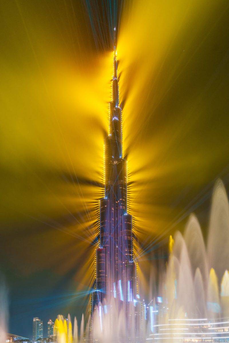 Perierga.gr - Î¤Î¿ Burj Khalifa ÏÏÏÎ¯Î¶ÎµÏÎ±Î¹ Î¼Îµ Î»Î­Î¹Î¶ÎµÏ ÎºÎ±Î¹ ÏÏÎ¬ÎµÎ¹ ÏÎµÎºÏÏ ÎÎºÎ¯Î½ÎµÏ!