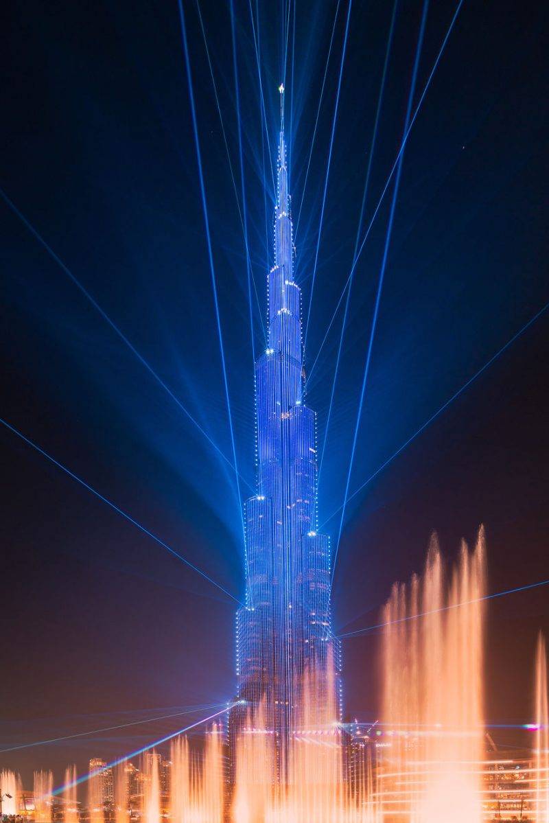 Perierga.gr - Î¤Î¿ Burj Khalifa ÏÏÏÎ¯Î¶ÎµÏÎ±Î¹ Î¼Îµ Î»Î­Î¹Î¶ÎµÏ ÎºÎ±Î¹ ÏÏÎ¬ÎµÎ¹ ÏÎµÎºÏÏ ÎÎºÎ¯Î½ÎµÏ!