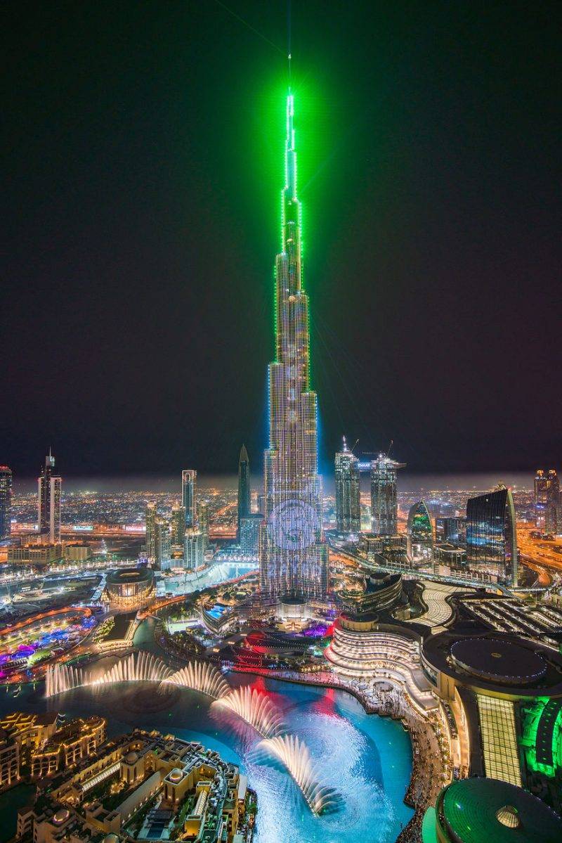 Perierga.gr - Î¤Î¿ Burj Khalifa ÏÏÏÎ¯Î¶ÎµÏÎ±Î¹ Î¼Îµ Î»Î­Î¹Î¶ÎµÏ ÎºÎ±Î¹ ÏÏÎ¬ÎµÎ¹ ÏÎµÎºÏÏ ÎÎºÎ¯Î½ÎµÏ!