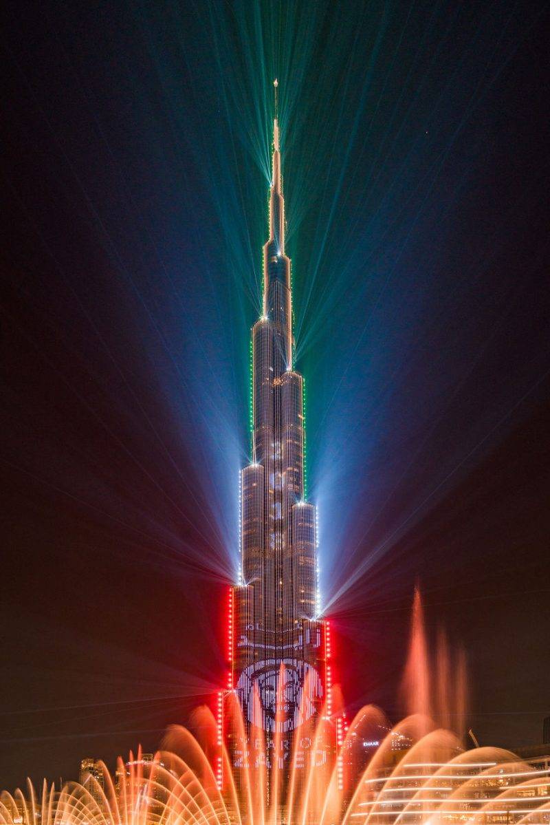 Perierga.gr - Î¤Î¿ Burj Khalifa ÏÏÏÎ¯Î¶ÎµÏÎ±Î¹ Î¼Îµ Î»Î­Î¹Î¶ÎµÏ ÎºÎ±Î¹ ÏÏÎ¬ÎµÎ¹ ÏÎµÎºÏÏ ÎÎºÎ¯Î½ÎµÏ!