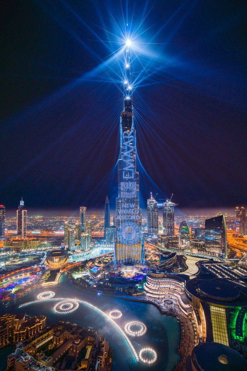 Perierga.gr - Î¤Î¿ Burj Khalifa ÏÏÏÎ¯Î¶ÎµÏÎ±Î¹ Î¼Îµ Î»Î­Î¹Î¶ÎµÏ ÎºÎ±Î¹ ÏÏÎ¬ÎµÎ¹ ÏÎµÎºÏÏ ÎÎºÎ¯Î½ÎµÏ!