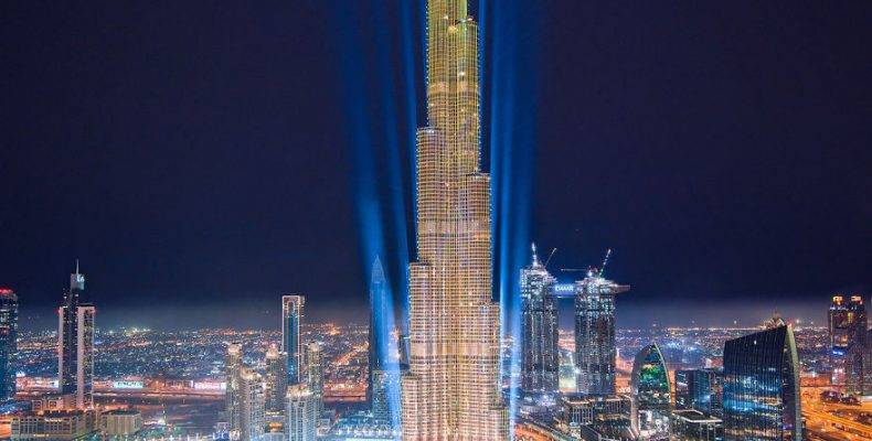 Perierga.gr - Î¤Î¿ Burj Khalifa ÏÏÏÎ¯Î¶ÎµÏÎ±Î¹ Î¼Îµ Î»Î­Î¹Î¶ÎµÏ ÎºÎ±Î¹ ÏÏÎ¬ÎµÎ¹ ÏÎµÎºÏÏ ÎÎºÎ¯Î½ÎµÏ!
