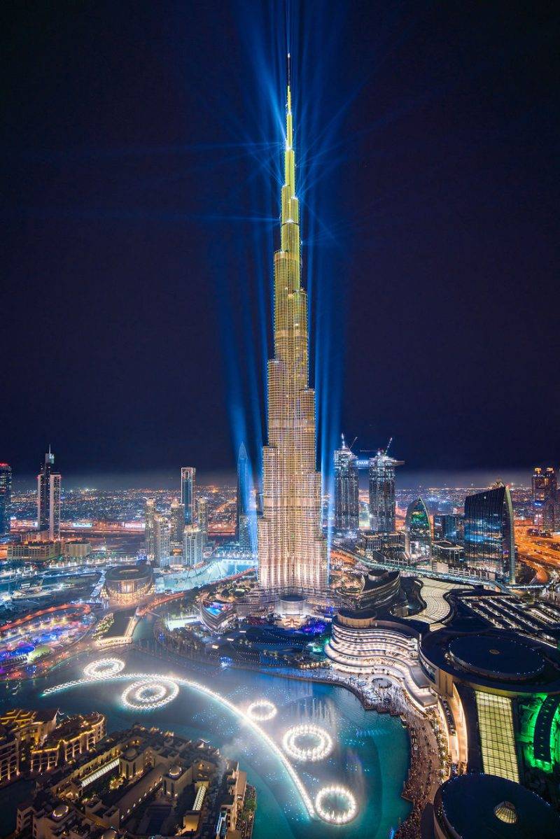 Perierga.gr - Î¤Î¿ Burj Khalifa ÏÏÏÎ¯Î¶ÎµÏÎ±Î¹ Î¼Îµ Î»Î­Î¹Î¶ÎµÏ ÎºÎ±Î¹ ÏÏÎ¬ÎµÎ¹ ÏÎµÎºÏÏ ÎÎºÎ¯Î½ÎµÏ!