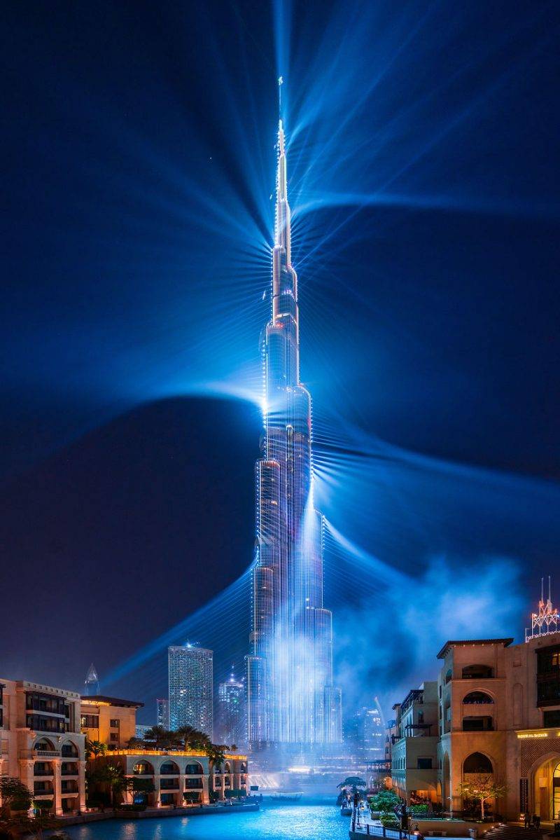 Perierga.gr - Î¤Î¿ Burj Khalifa ÏÏÏÎ¯Î¶ÎµÏÎ±Î¹ Î¼Îµ Î»Î­Î¹Î¶ÎµÏ ÎºÎ±Î¹ ÏÏÎ¬ÎµÎ¹ ÏÎµÎºÏÏ ÎÎºÎ¯Î½ÎµÏ!