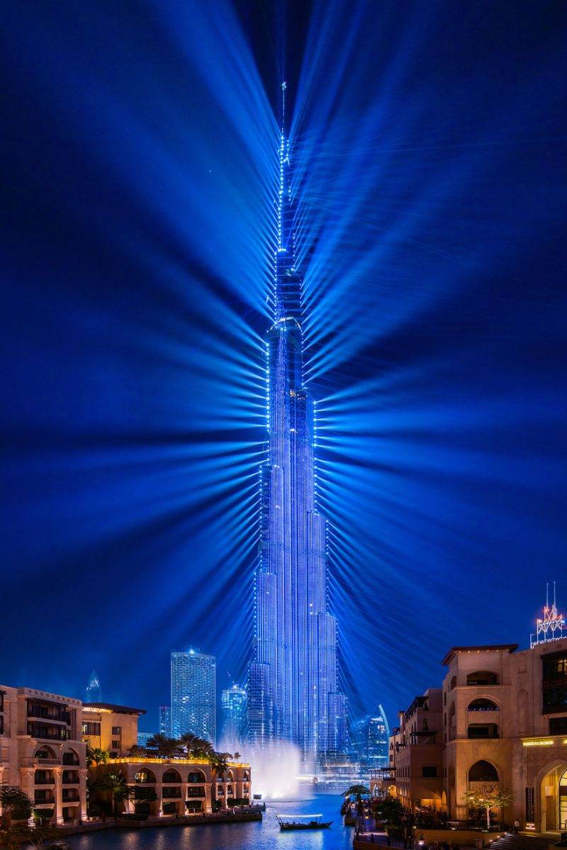 Perierga.gr - Î¤Î¿ Burj Khalifa ÏÏÏÎ¯Î¶ÎµÏÎ±Î¹ Î¼Îµ Î»Î­Î¹Î¶ÎµÏ ÎºÎ±Î¹ ÏÏÎ¬ÎµÎ¹ ÏÎµÎºÏÏ ÎÎºÎ¯Î½ÎµÏ!
