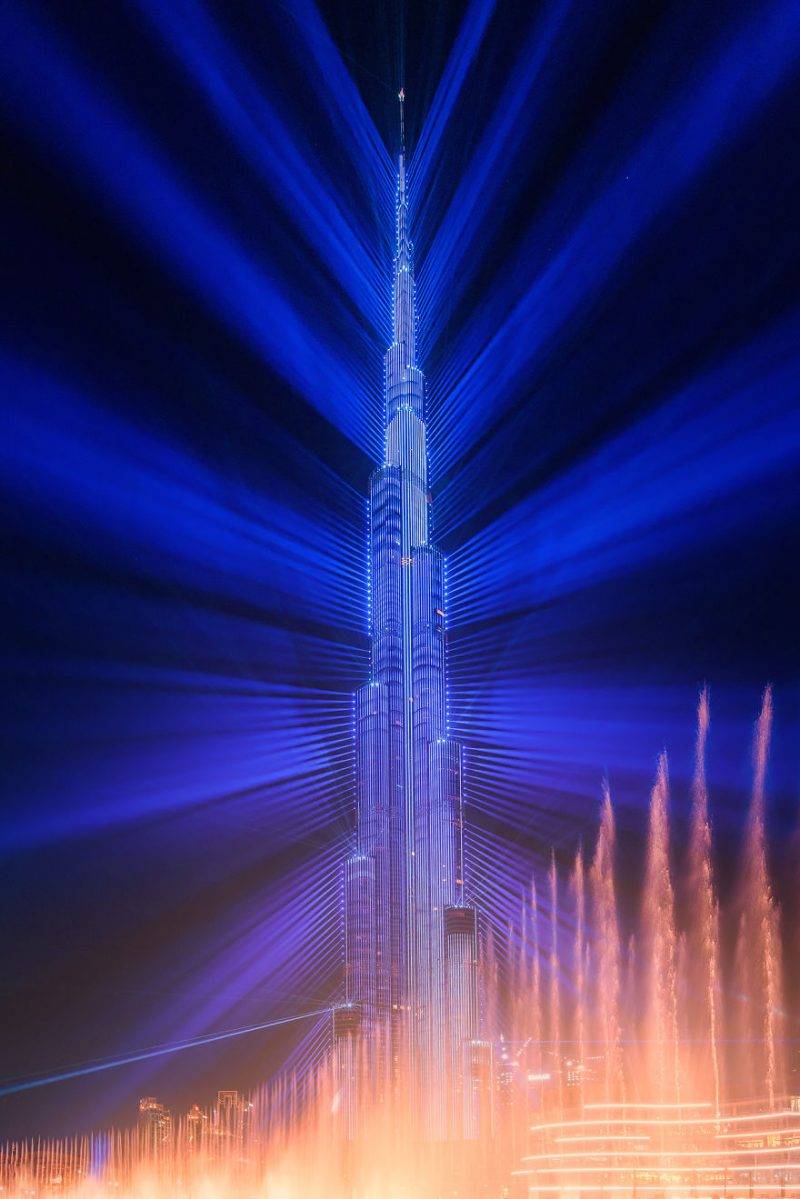 Perierga.gr - Î¤Î¿ Burj Khalifa ÏÏÏÎ¯Î¶ÎµÏÎ±Î¹ Î¼Îµ Î»Î­Î¹Î¶ÎµÏ ÎºÎ±Î¹ ÏÏÎ¬ÎµÎ¹ ÏÎµÎºÏÏ ÎÎºÎ¯Î½ÎµÏ!