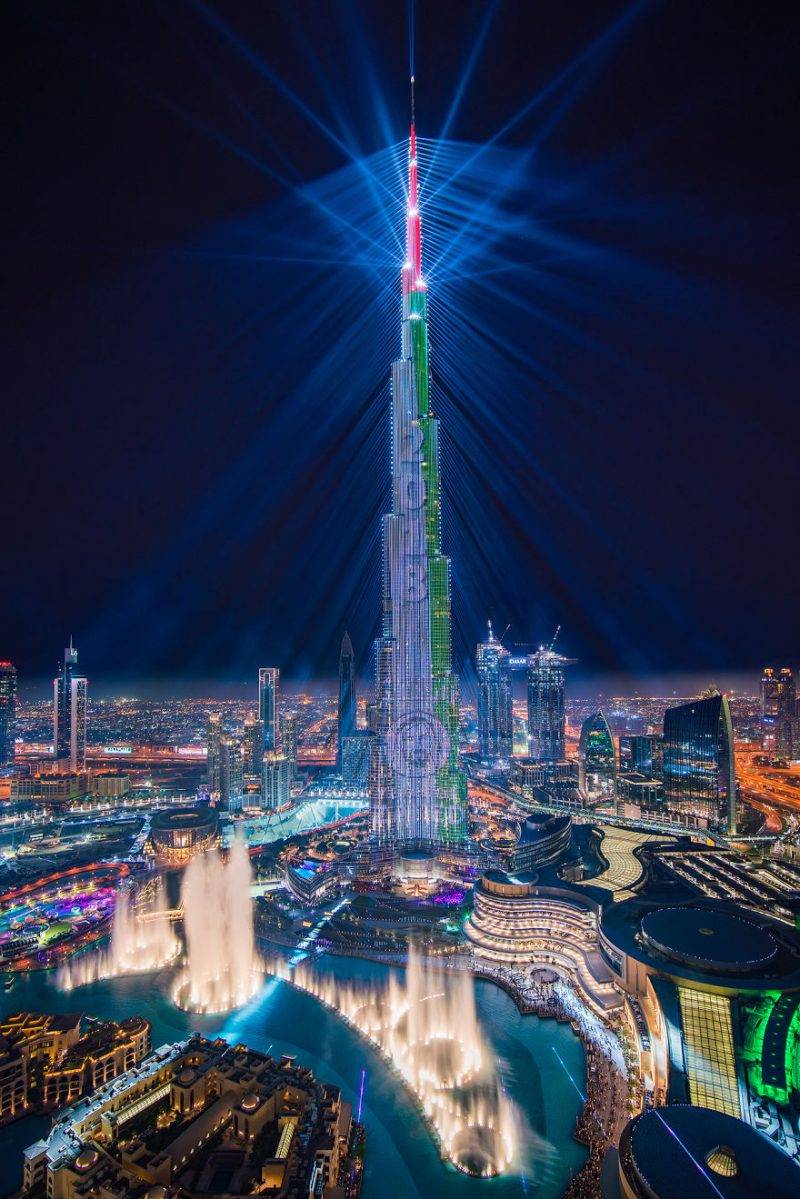 Perierga.gr - Î¤Î¿ Burj Khalifa ÏÏÏÎ¯Î¶ÎµÏÎ±Î¹ Î¼Îµ Î»Î­Î¹Î¶ÎµÏ ÎºÎ±Î¹ ÏÏÎ¬ÎµÎ¹ ÏÎµÎºÏÏ ÎÎºÎ¯Î½ÎµÏ!
