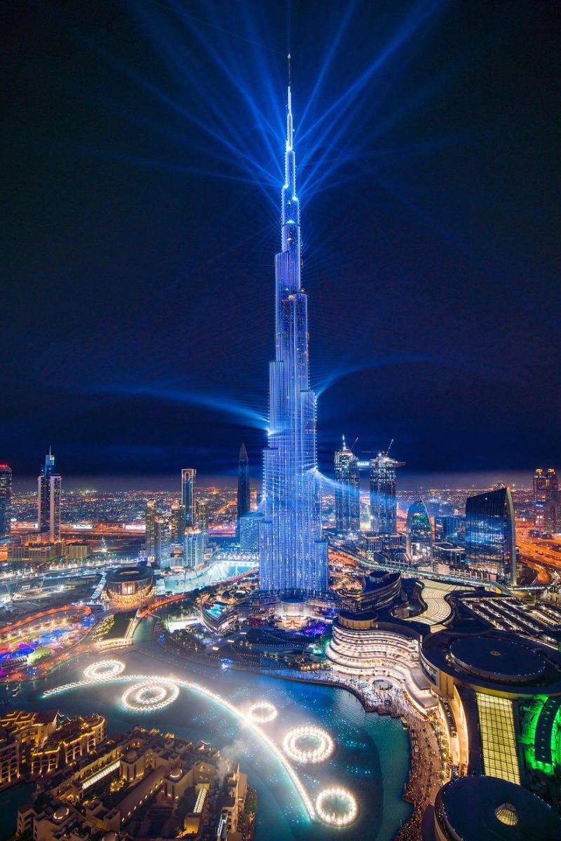 Perierga.gr - Î¤Î¿ Burj Khalifa ÏÏÏÎ¯Î¶ÎµÏÎ±Î¹ Î¼Îµ Î»Î­Î¹Î¶ÎµÏ ÎºÎ±Î¹ ÏÏÎ¬ÎµÎ¹ ÏÎµÎºÏÏ ÎÎºÎ¯Î½ÎµÏ!