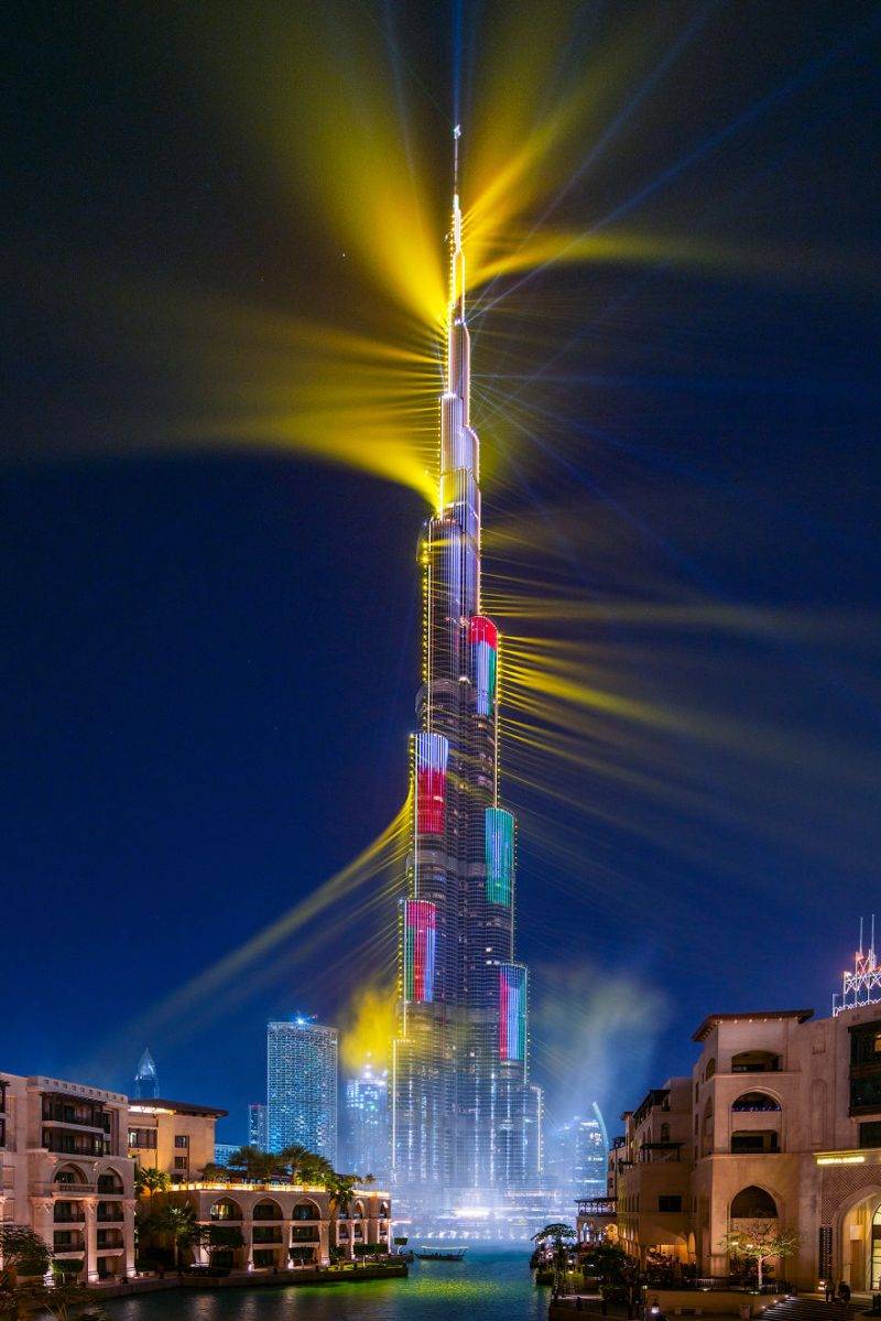 Perierga.gr - Î¤Î¿ Burj Khalifa ÏÏÏÎ¯Î¶ÎµÏÎ±Î¹ Î¼Îµ Î»Î­Î¹Î¶ÎµÏ ÎºÎ±Î¹ ÏÏÎ¬ÎµÎ¹ ÏÎµÎºÏÏ ÎÎºÎ¯Î½ÎµÏ!