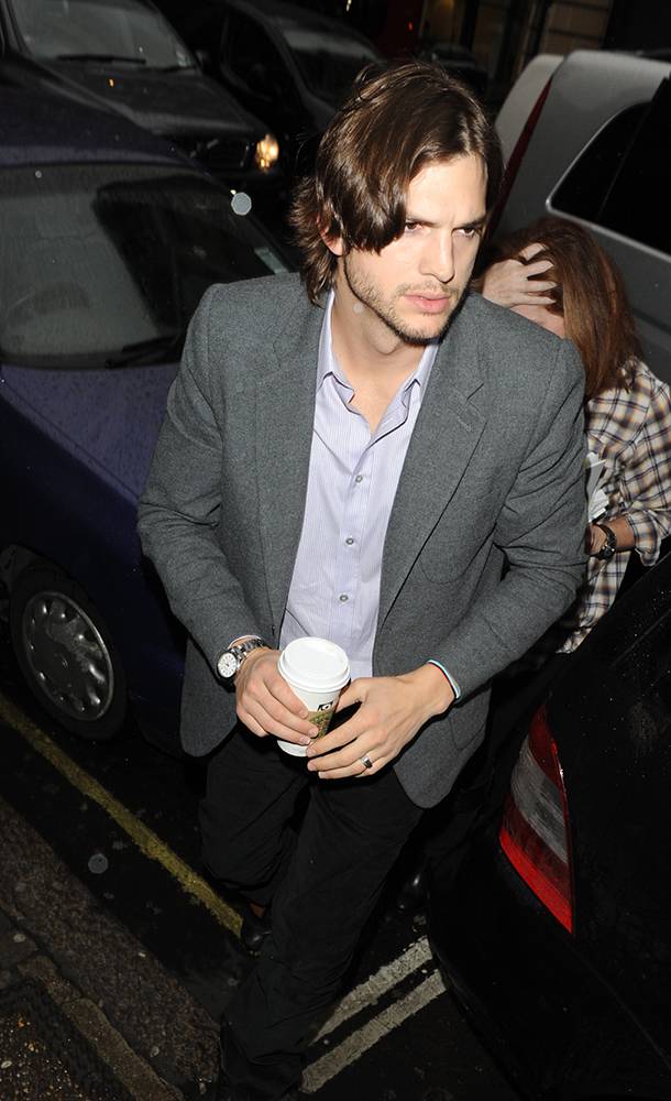 Ashton Kutcher arrives at BBC Radio 1 studios in London, UK. Pictured: Ashton Kutcher Ref: SPL246431  100211   Picture by: Splash News Splash News and Pictures Los Angeles:	310-821-2666 New York:	212-619-2666 London:	870-934-2666 photodesk@splashnews.com , παντρεύτηκαν και χώρισαν