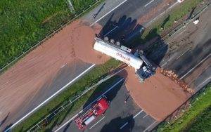 Το πιο... γλυκό ατύχημα - 12 τόνοι σοκολάτας στο δρόμο!