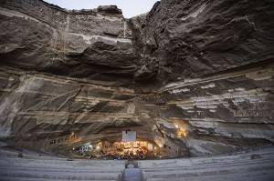 perierga.gr - Πανέμορφες εκκλησίες σε σπήλαια!