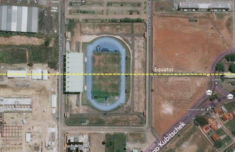Perierga.gr - Ένα γήπεδο που βρίσκεται σε δυο ημισφαίρια!