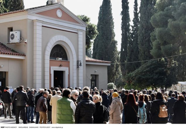 Ράγισαν καρδιές στην κηδεία της ηθοποιού Νίκης Λειβαδάρη – Συντετριμμένος ο πατέρας της  