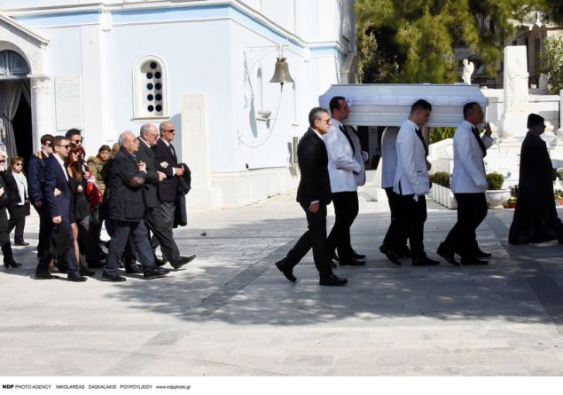 Ράγισαν καρδιές στην κηδεία της ηθοποιού Νίκης Λειβαδάρη – Συντετριμμένος ο πατέρας της  