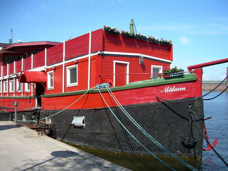 Red Boat Mälaren: Το πλωτό αυτό hostel στη Στοκχόλμη της Σουηδίας είναι «χτισμένο» πάνω σε δυο πλοία. 