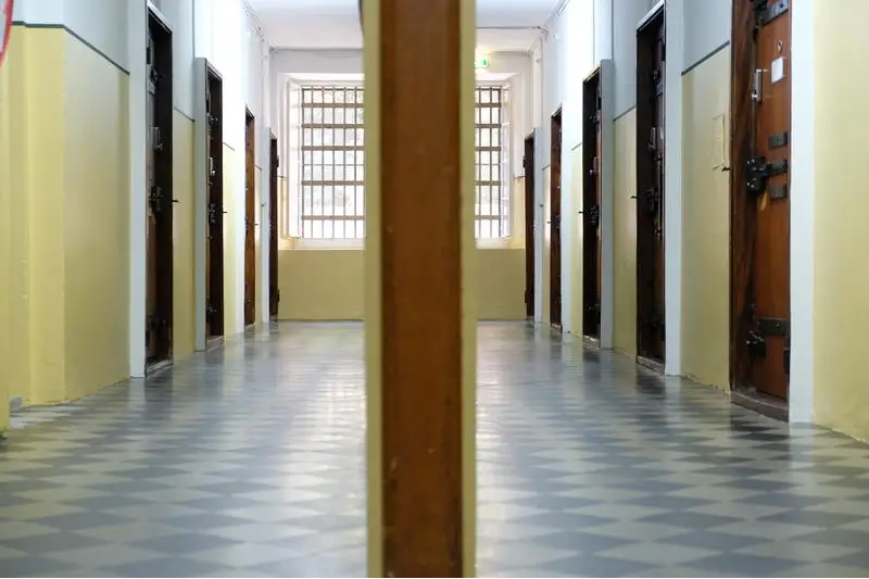 Barabas Luzern: Ένα από τα πλέον ασυνήθιστα hostels βρίσκεται στην Ελβετία και προσφέρει διαμονή σε πρώην κελιά φυλακής – αφού ήταν παλιό κτίριο φυλακών! 