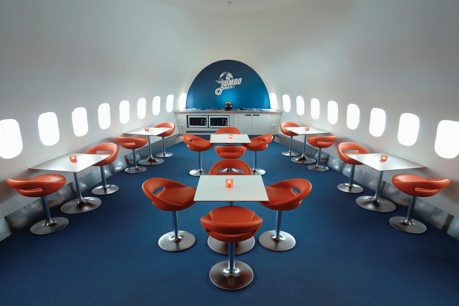Jumbo Stay: Ένα παλιό Boeing 747 στο αεροδρόμιο της Αρλάντα στη Στοκχόλμη έχει μεταμορφωθεί σε hostel με 29 δωμάτια και μια σουίτα στο πιλοτήριο. 