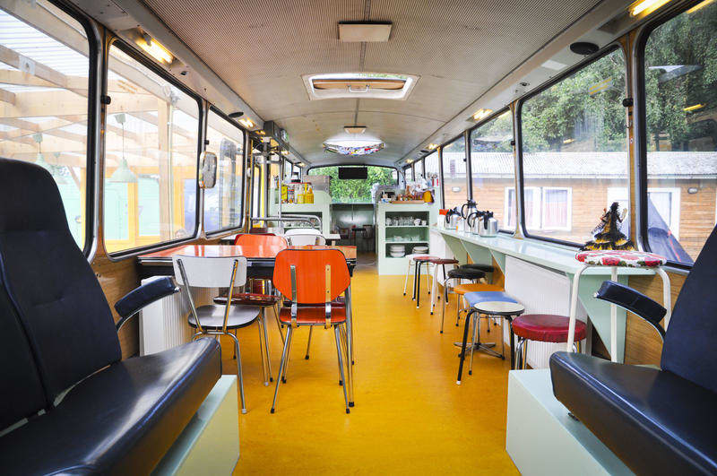 Lucky Lake: Το συγκεκριμένο hostel βρίσκεται στον Άμστερνταμ και είναι πολύ ιδιαίτερο, αφού τα δωμάτια φιλοξενούνται σε διάφορα πολύχρωμα τροχόσπιτα. 