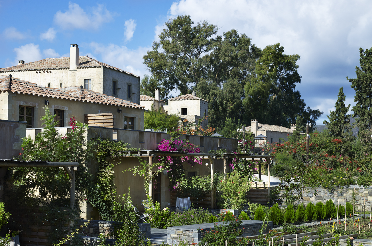 Οι κήποι φυτεύτηκαν με καλλωπιστικά φυτά που συναντούμε στην περιοχή της Μονεμβασιάς. 