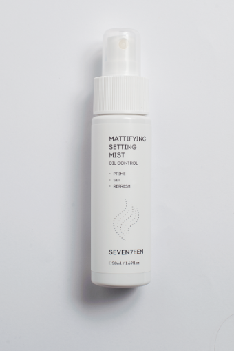 Seventeen Mattifying Setting Mist.
Σπρέι σεταρίσματος που αναζωογονεί την επιδερμίδα και απομακρύνει την ανεπιθύμητη γυαλάδα