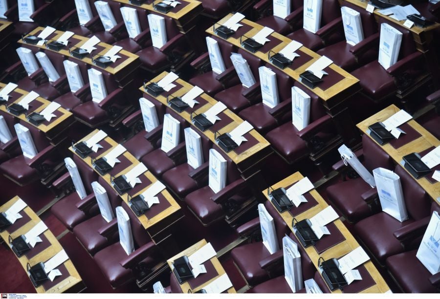 Οι τσάντες με τα αναμνηστικά έχουν τοποθετηθεί στα βουλευτικά έδρανα