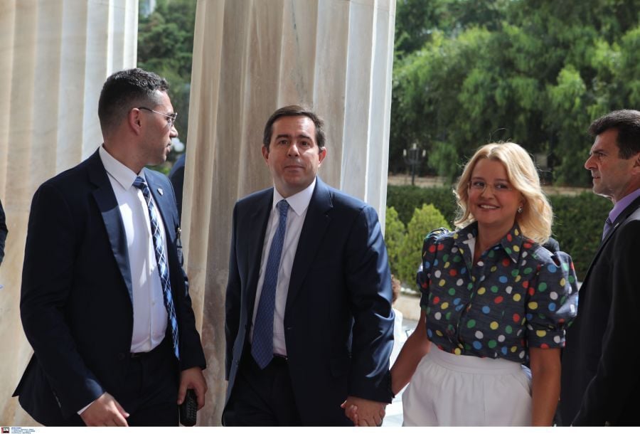 Ο υπουργός Προστασίας του Πολίτη Νότης Μηταράκης και η σύζυγός του έφτασαν στην Βουλή