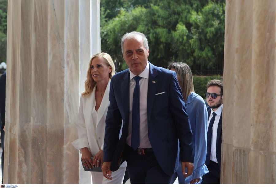 Ο πρόεδρος της Ελληνικής Λύσης φτάνει στη Βουλή για την ορκωμοσία