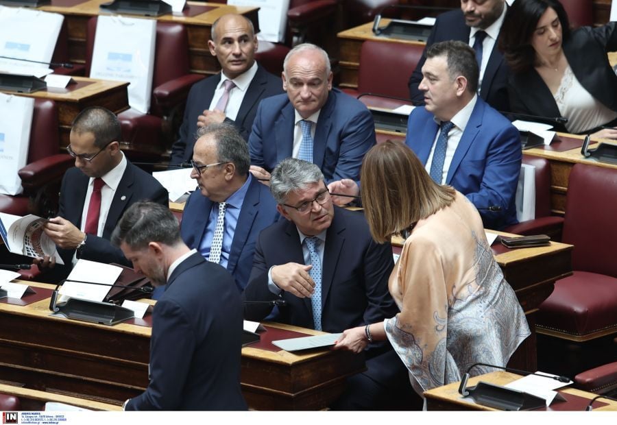 Ο πρόεδρος της Νίκης Δημήτρης Νατσιός και οι βουλευτές του κόμματος ήδη έχουν πάρει τη θέση τους στα βουλευτικά έδρανα