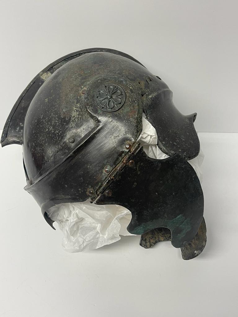 αρχαιότητες αττικό κράνος