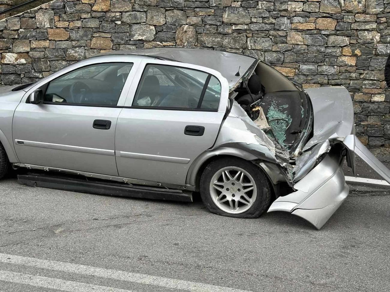 Ρέθυμνο- βράχος- αυτοκίνητο