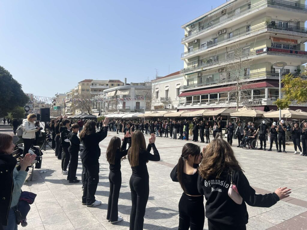 Καλαμάτα: Μαθητές από 8 σχολεία της Μεσσηνίας ένωσαν τις φωνές τους τραγουδώντας ενάντια στον σχολικό εκφοβισμό (βίντεο)