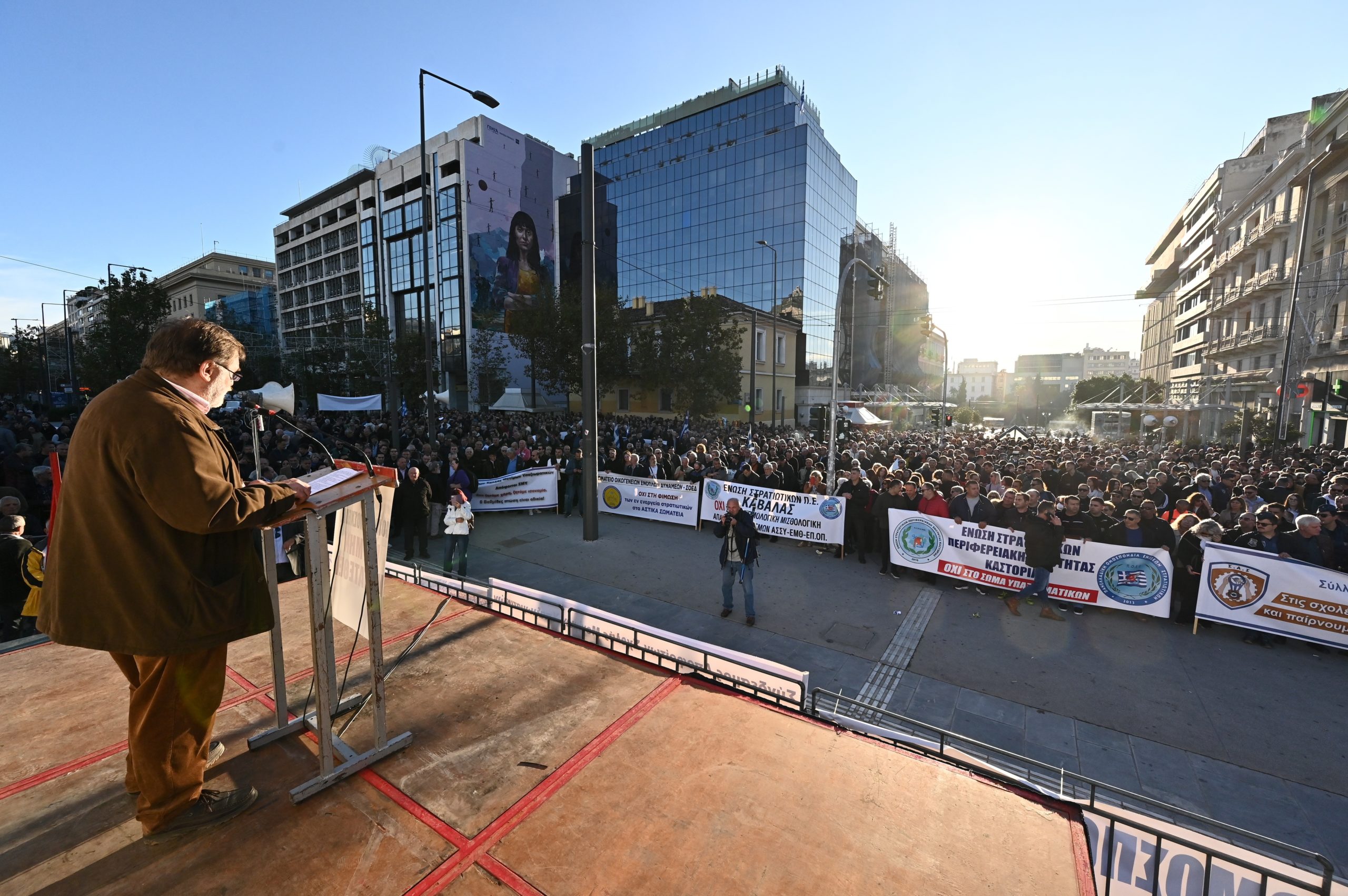 συγκέντρωση στρατιωτικών, Προπύλαια