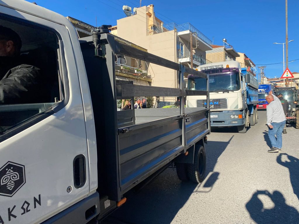 Με τρακτέρ και πορτοκάλια στην είσοδο η κατάληψη στα γραφεία του ΕΛΓΑ από τους αγρότες της Αρκαδίας και Μεσσηνίας